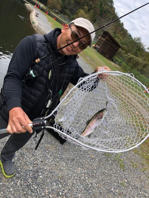 非常にコンディションの良い魚で、引きが強く楽しめました。