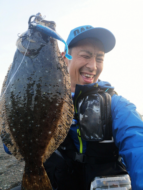 少し早めのリトリーブでのストップ&ゴーで釣りました❗