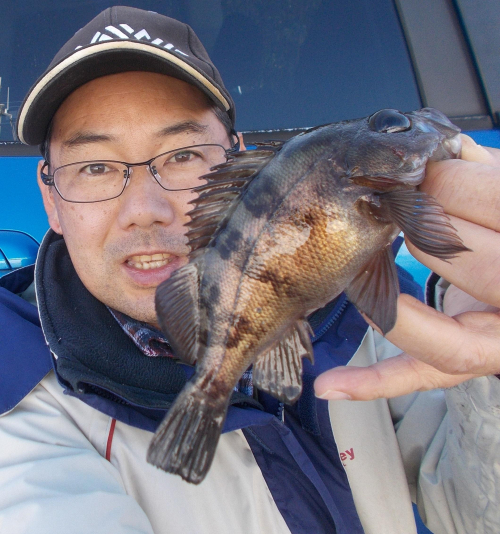 出かけた帰りに残っていたエサでちょっと竿を出しました。潮止まりで少し活性が低かったですが釣れました。