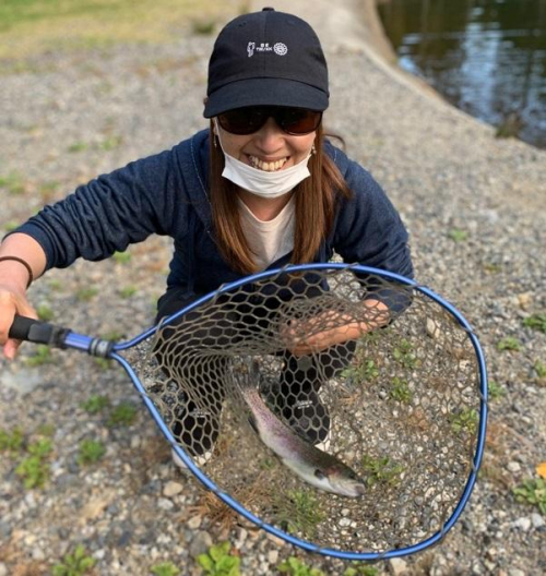 初めてルアー釣りに挑戦しました。平谷湖のスタッフさんが親切に教えてくれて釣ることが出来ました。