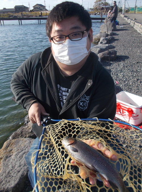 午前午後と安定して釣れました。午後は風が吹き出しましたが１日通してあたたかな日でした。