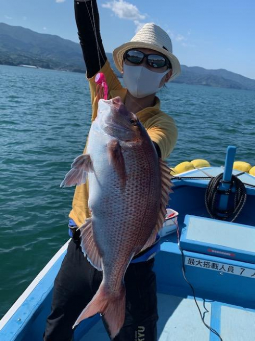 やや濁り気味の沼津湾内ですが、良型マダイ釣れました。