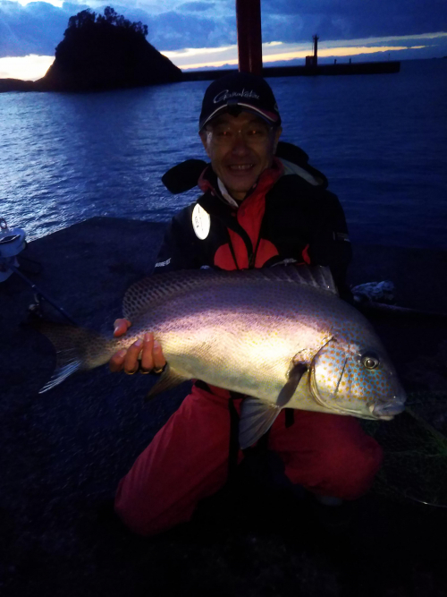 隣の釣り人に撮影してもらいました。