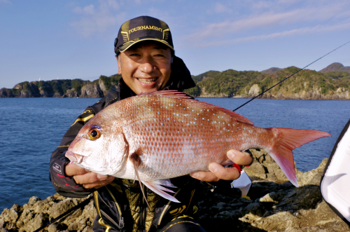 スタッフ菊間の釣果。良い型の真鯛です。