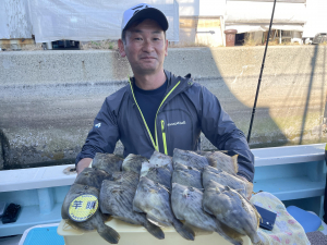 武丸初乗船のお客様はナイスサイズモロハギを狩るッψ(｀∇´)ψ