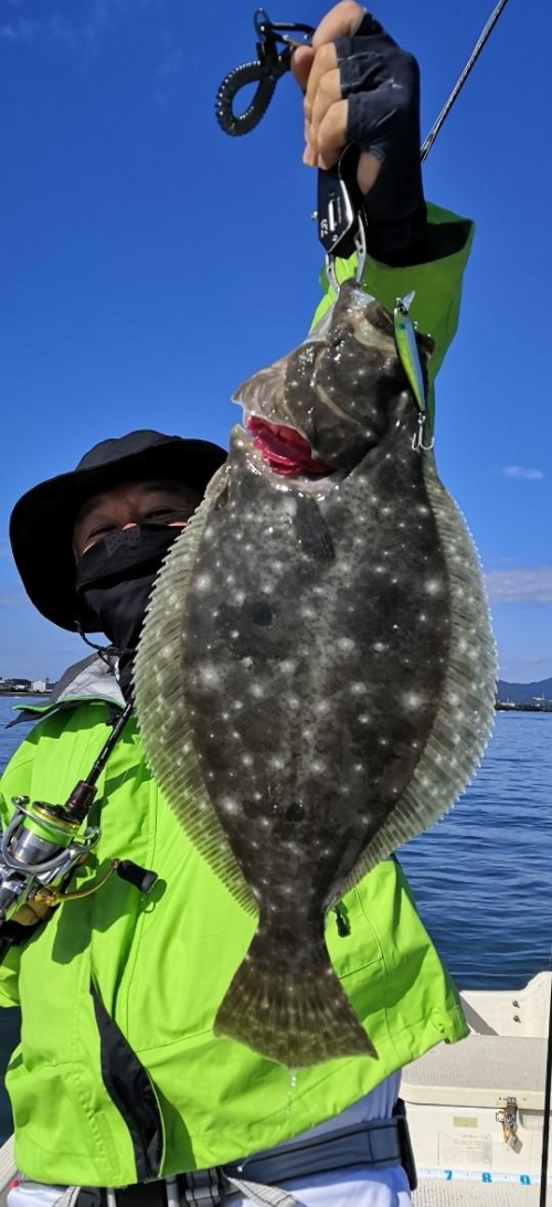 潮止まりから上潮に変わったタイミングで釣れました。ヒラメ４８ｃｍ。