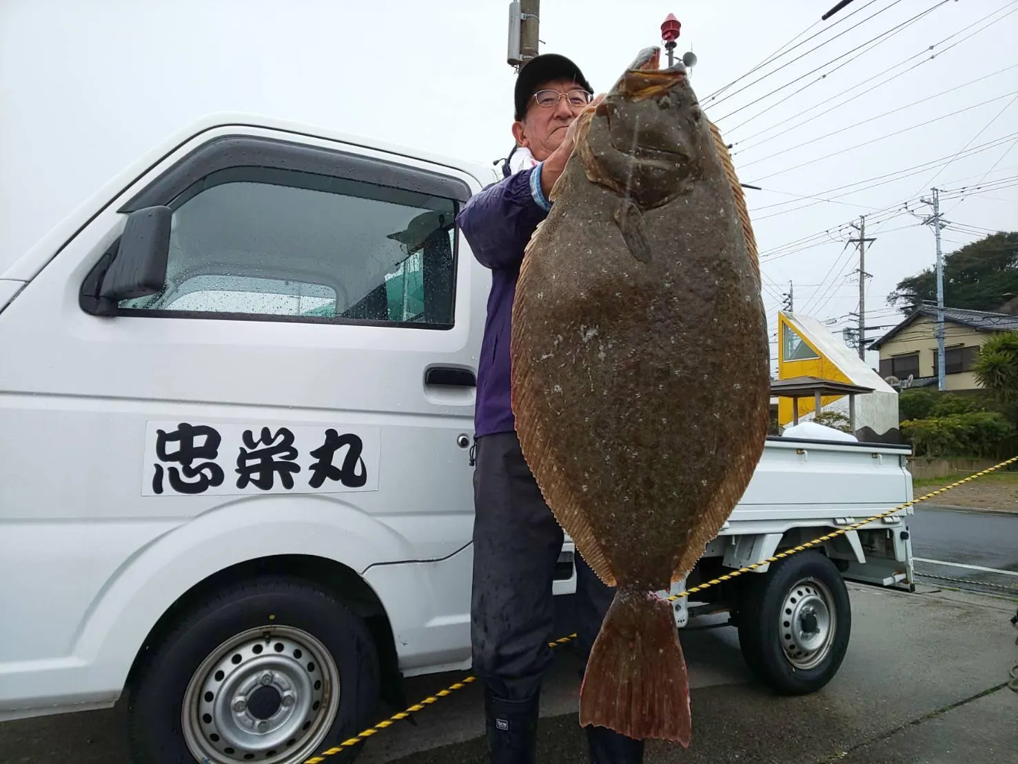 イシグロ半田店 船長より速報 忠栄丸様 特大座布団９８センチの大ヒラメ釣れました 釣具のイシグロ 釣り情報サイト