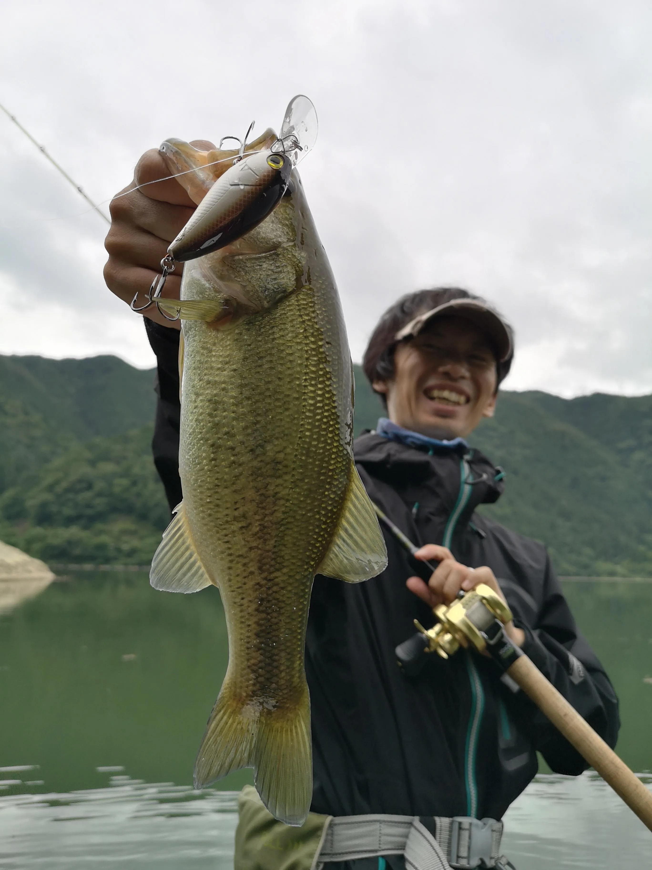 最高のロケーションでバス釣り！！奥矢作ダムで初めてのボートバス釣りに挑戦。｜釣具のイシグロ