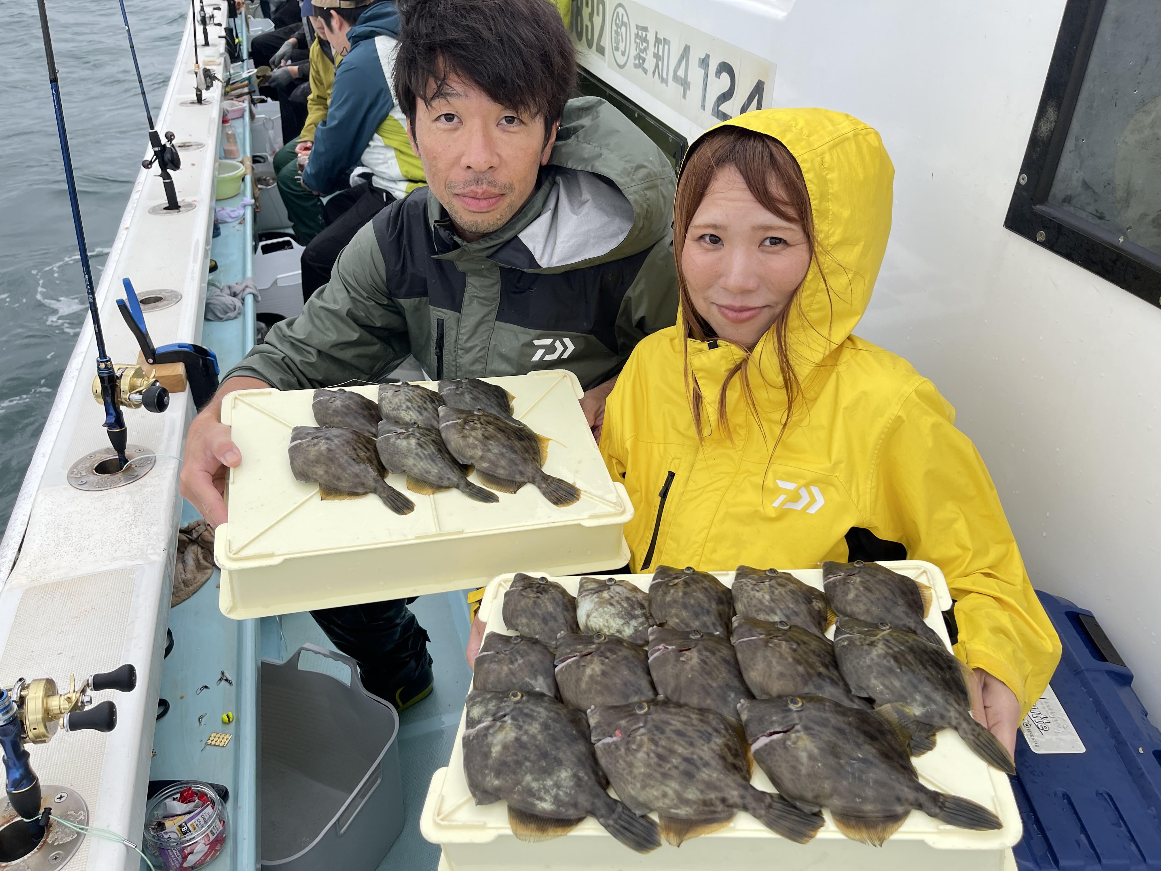 こちらのご夫婦は武丸自慢のカワハギ貸し竿、初挑戦で良い感じに狩るッ(^-^)