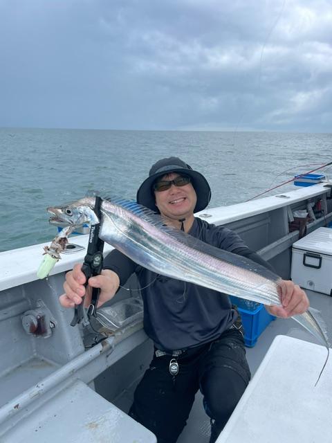 曇り空でもギンギラ銀に輝く魚体。
食べ方も色々あるから釣った後も楽しみなり。