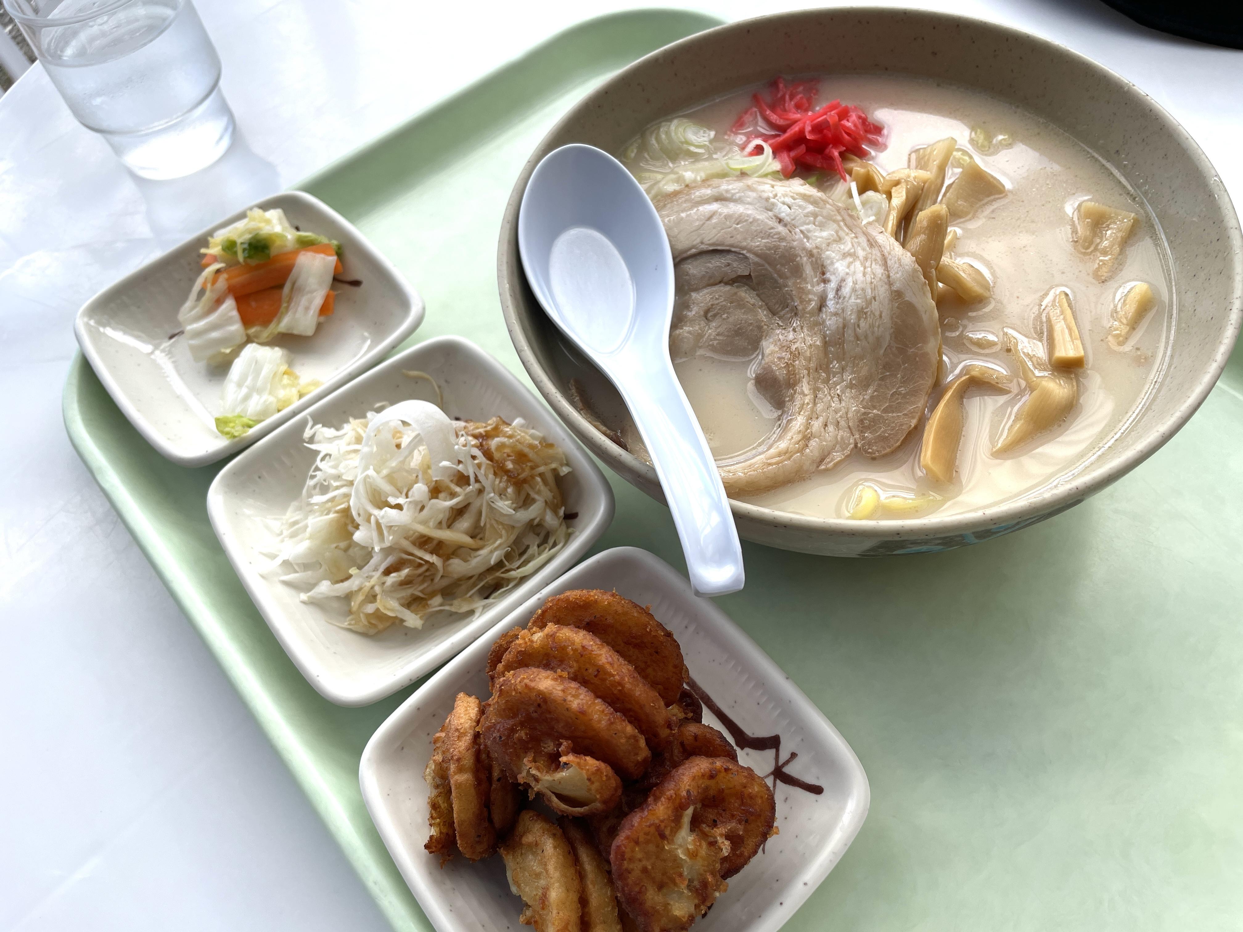 スタッフ都築の昼食は
豚骨ラーメン！
濃厚で美味しかったそうです♪