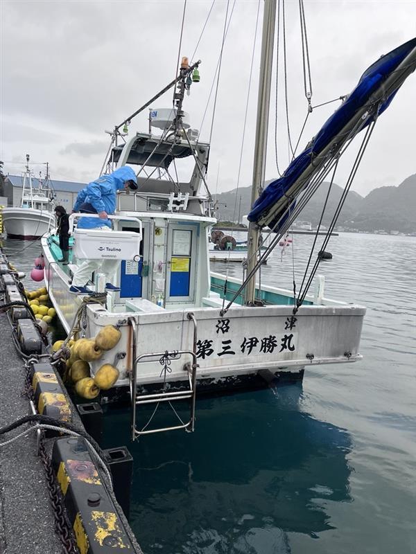 江の浦港伊勝丸さんにお世話になりました。魚のアタリが多くサンマの切り身（大）×１個とサーベルテンヤベイト×１個を全部使い切りました。