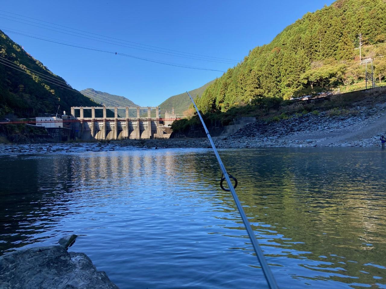 14時過ぎには太陽が山陰に隠れて急に肌寒くなります。お昼ごろは暑いくらいですが、万全な防寒対策をお勧めします。