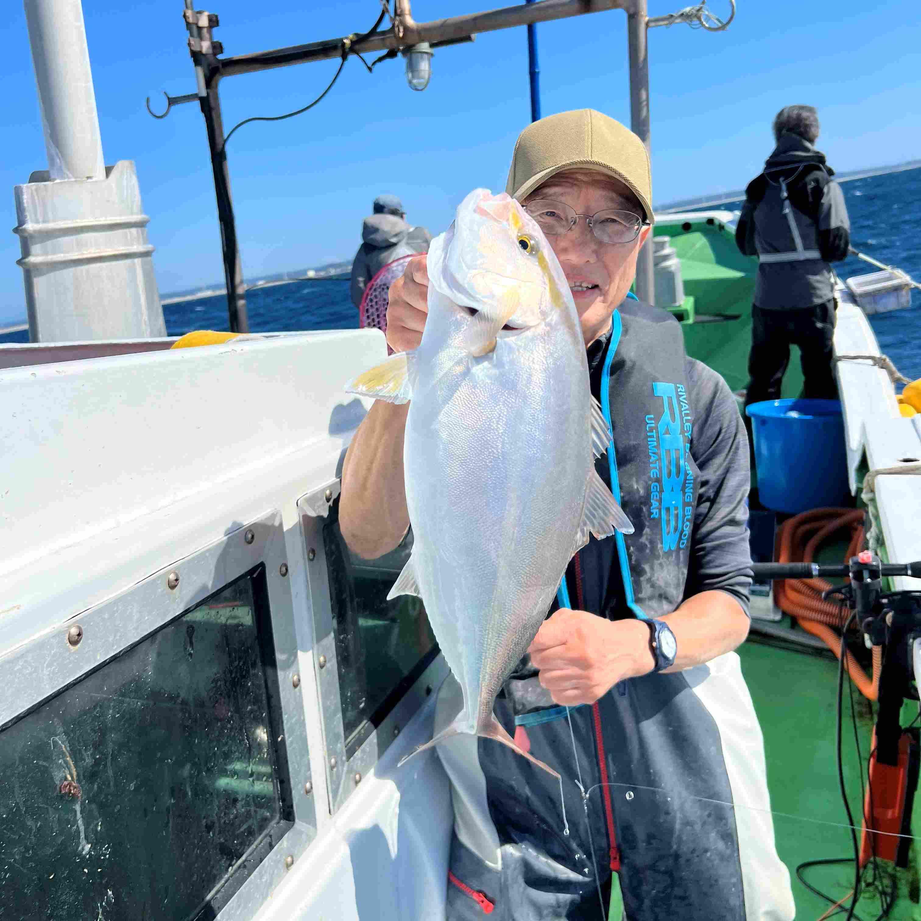 釣れた小アジを泳がせてカンパチも釣れました。