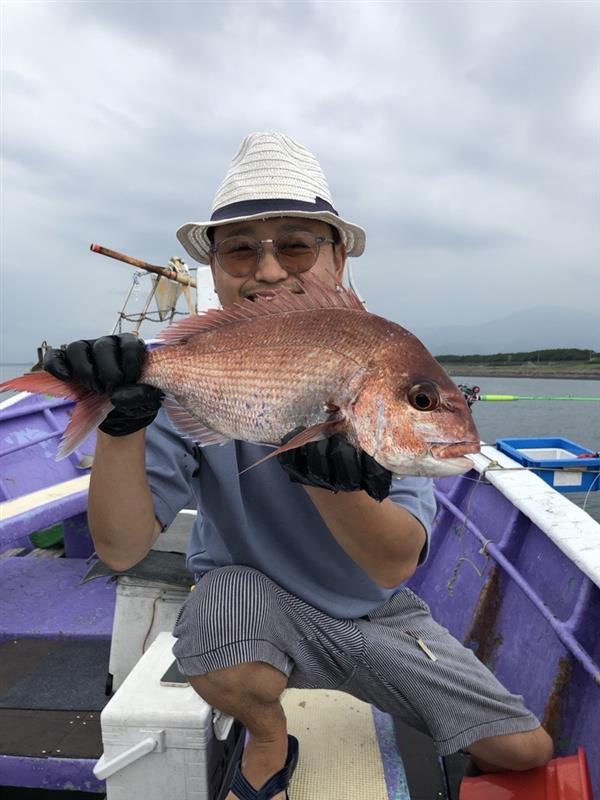 浅場のマダイポイントでも良型のマダイが釣れました！ハリスは4号6ｍでヒットしました。