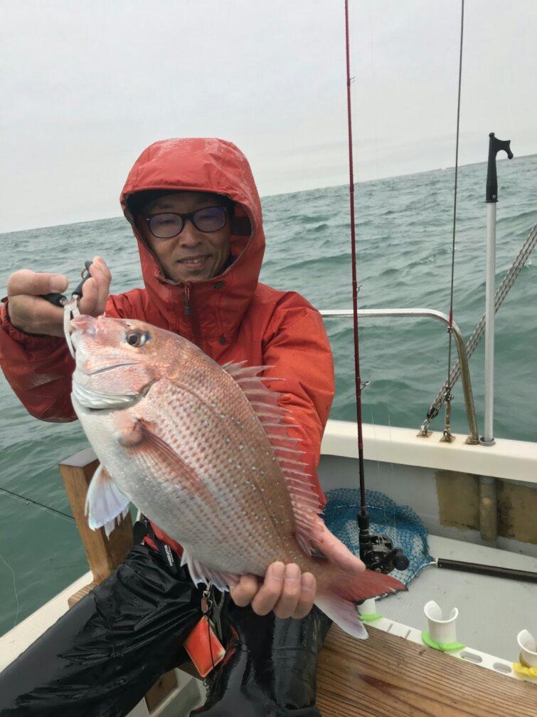 磯打ちのあとは　タイラバ！ほぼ雨が降っていましたが　石田様さすがの1匹！