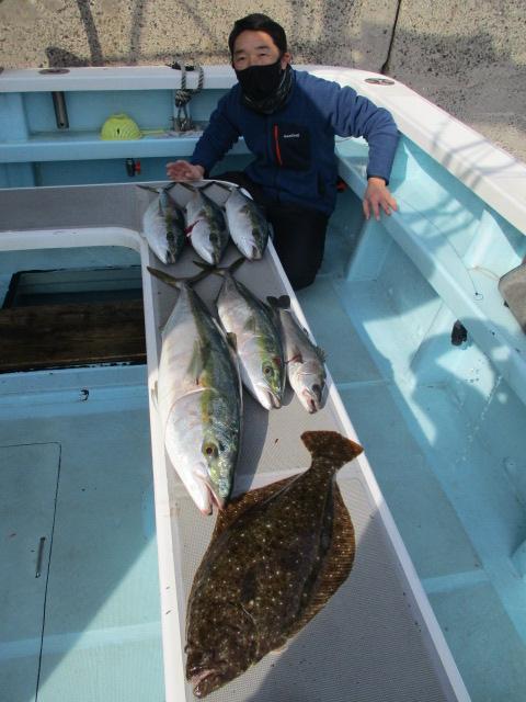 こちらの御新規様は越冬肉厚ビラメ マル ワラサ セイゴマダカと釣りましたよッ(・∀・)