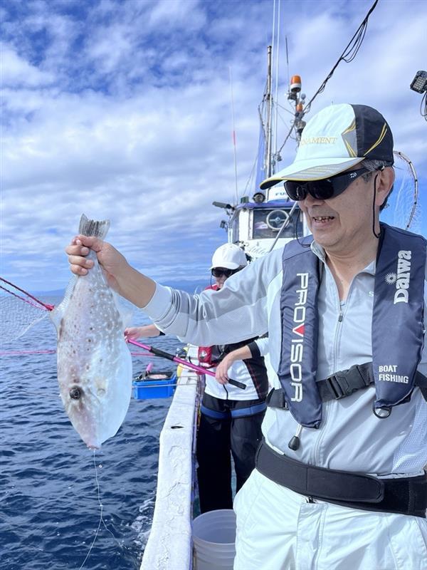 大翔丸常連のお客様はウスバハギ連続ヒットしました！ウスバハギはピンクのウィリー針に連続ヒットしたようです！今の時期、高級魚ウスバハギ！コマセ釣りの際にこの魚を専門に狙われる方がいるくらいとても美味しい魚です！