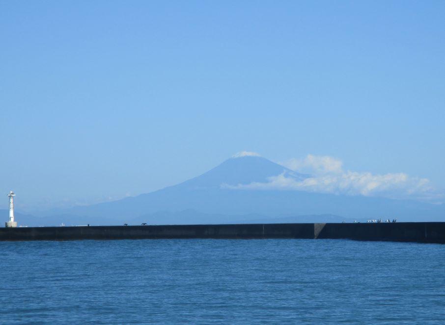 富士山にチョット雪が積もっていました