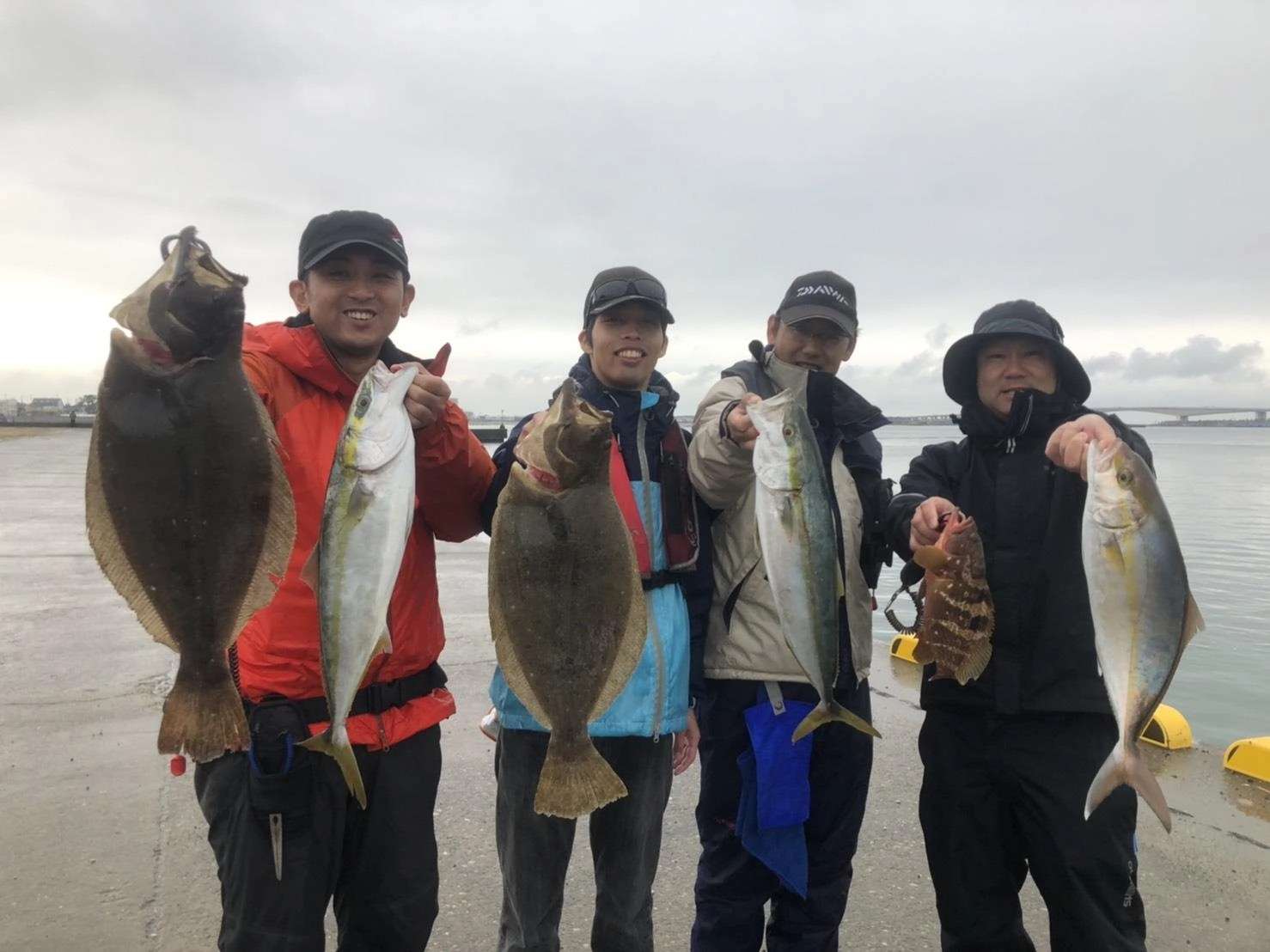 高林店・入野店スタッフで泳がせ五目釣りに行ってきました!